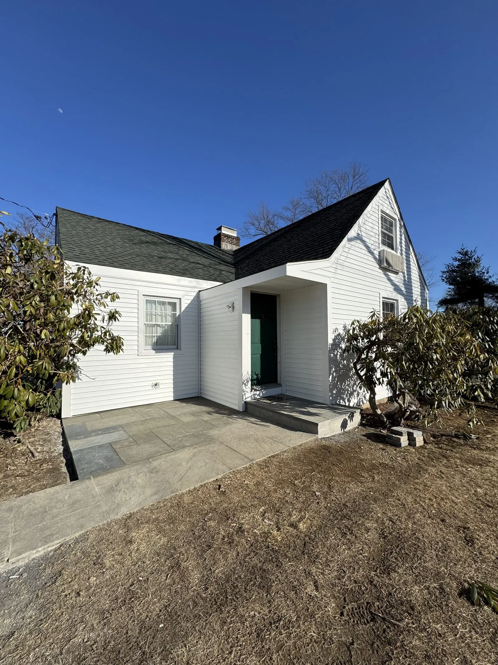 New vinyl siding on a cape home in Putnam County, NY